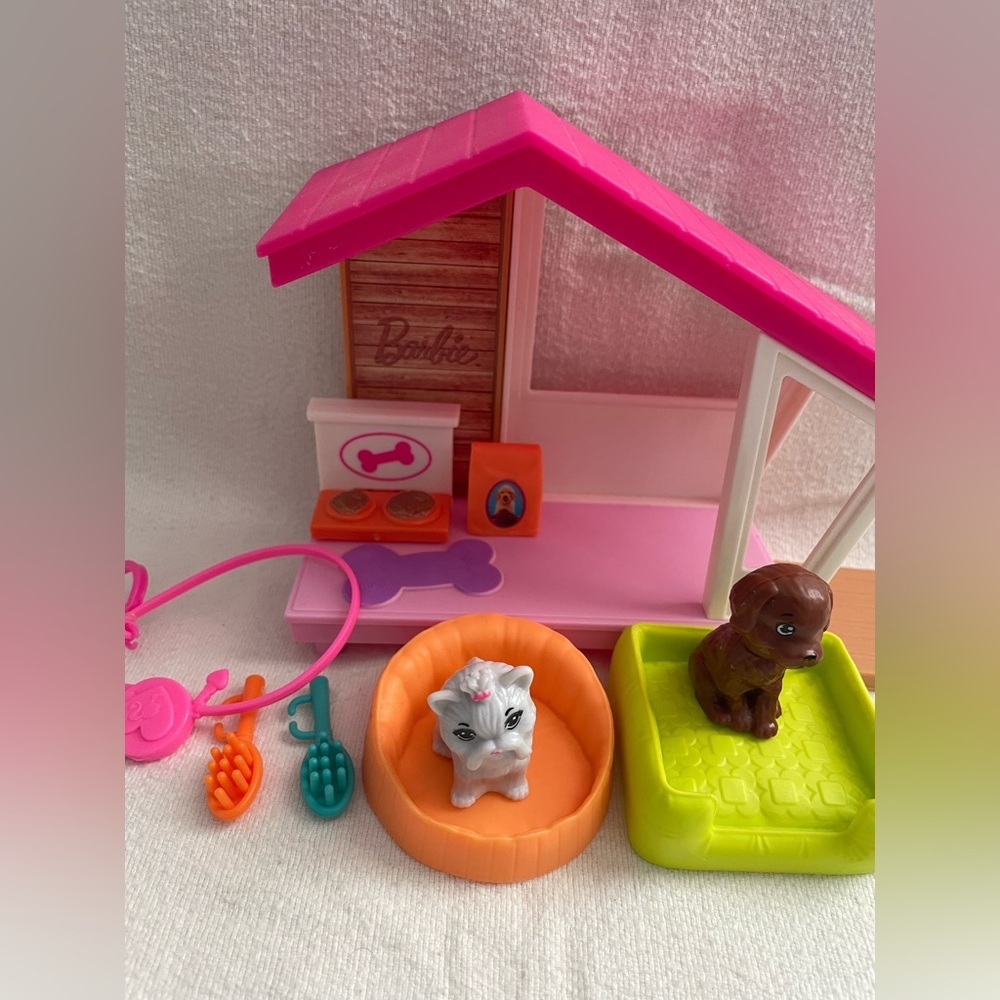 Barbie Pink Pet House with Orange and Lime Pet Beds - Picture 4 of 5
